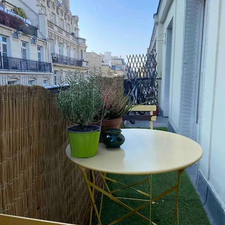 La Belle Vie à - With Balcony